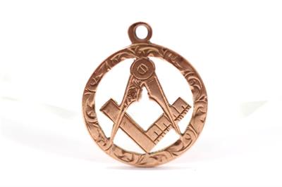 Zlatý přívěsek se zednářským symbolem