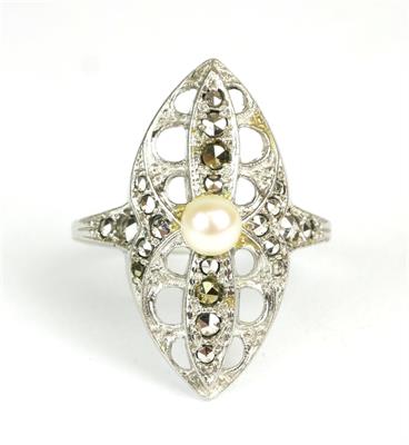 Stříbrný prsten s perlou