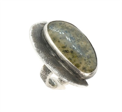 Stříbrný prsten s výrazným kamenem