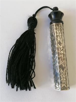 Flakonek ve stříbrném pouzdře