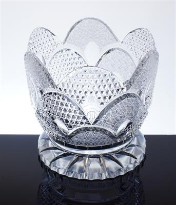 Bohatě broušená a leštěná křišťálová mísa z 19. století