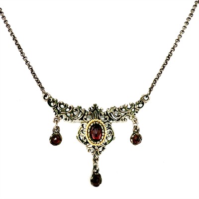 Stříbrný náhrdelník zdobený granáty