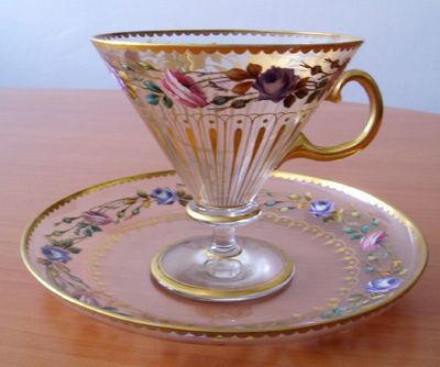 Sklo, ruční malba, signováno.