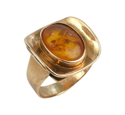 Zlatý prsten s jantarem