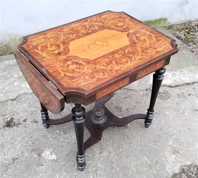 Bohatě intarzovaný stolek