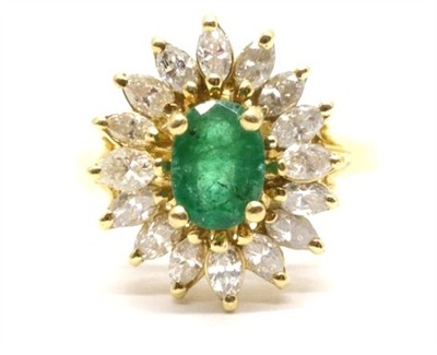 Zlatý prsten s diamanty a smaragdem