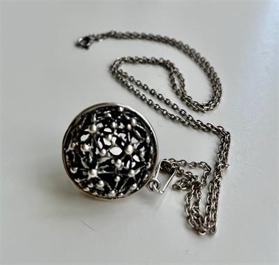 Stříbrná koule s černou kuličkou