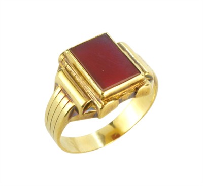 Zlatý prsten s karneolem