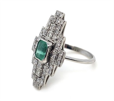 Platinový prsten s brilianty a smaragdem