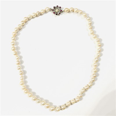 Perlový náhrdelník se stříbrný zapínáním s rubíny a perlou