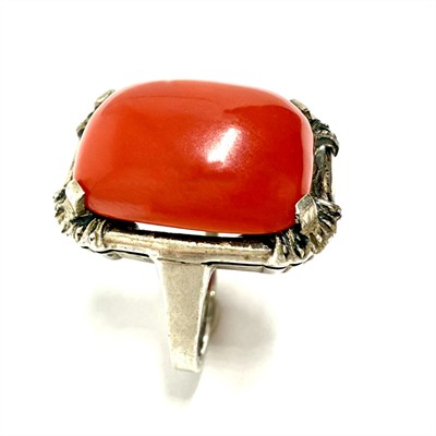 Stříbrný Art deco prsten s velkým červeným korálem