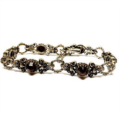 Zdobný stříbrný náramek s velkými granáty