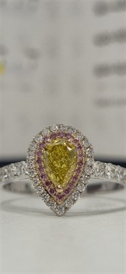 Luxusný prsteň s fancy deep yellow diamantom a prírodnými ružovými diamantmi (GIA certifikát)