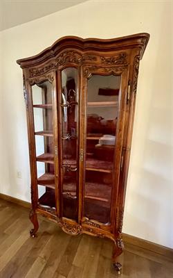 Vitrina v pseudorokokovém stylu