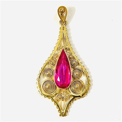 Zlatý starožitný přívěšek s růžovým kamenem