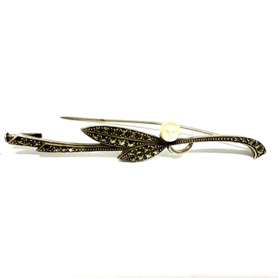 Stříbrná secesní brož s perlou a markazity