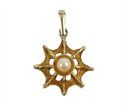 Zlatý přívěsek s perlou