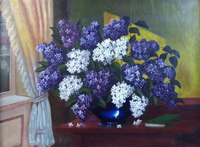 Šeříky v modré váze na stole u okna