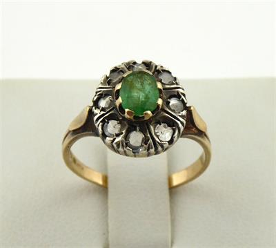 Prsten s přírodním smaragdem a osmi diamanty