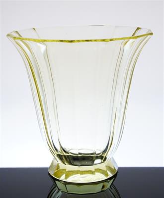 Celoplošně broušená váza z citrínového skla na patce