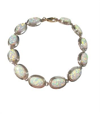 Zlatý náramek s opály