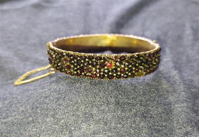 Granátový náramek