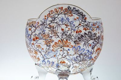 Váza - žardiniera na nožkách z 19. století bohatě malovaná transparentními emaily a zlatem