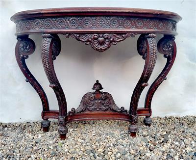 Vyřezáváný konzolový stolek