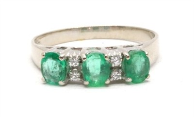 Zlatý prsten se zirkony a smaragdy