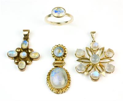 Konvolut stříbrných šperků s měsíčními kameny