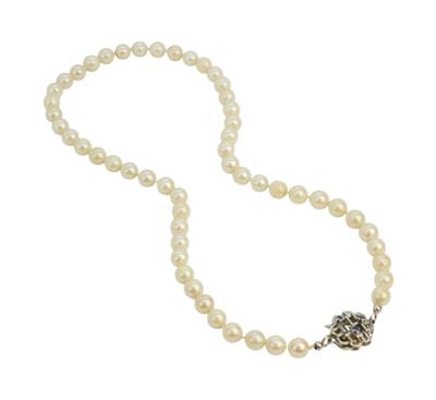Perlový náhrdelník se zlatým zapínáním