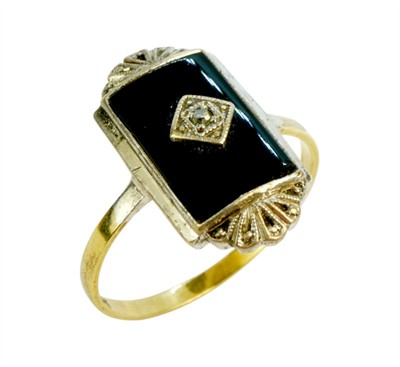 Zlatý prsten s onyxem a briliantem