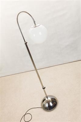 STOJACÍ LAMPA-FUNKCIONALISMUS