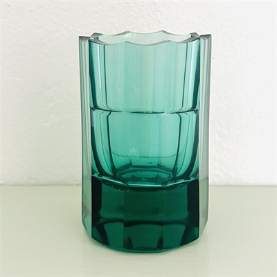 Skleněný starožitný broušený zelený pohár