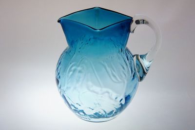 Krásný secesní džbán z akvamarinového skla, optický dekor květin