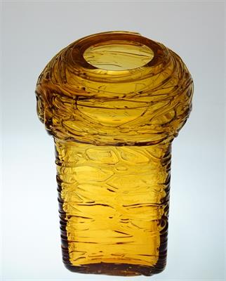 Secesní váza ambrové sklo foukané do formy niťové nálepy