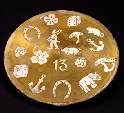 Pudřenka art deco se symboly štěstí, stříbřený kov