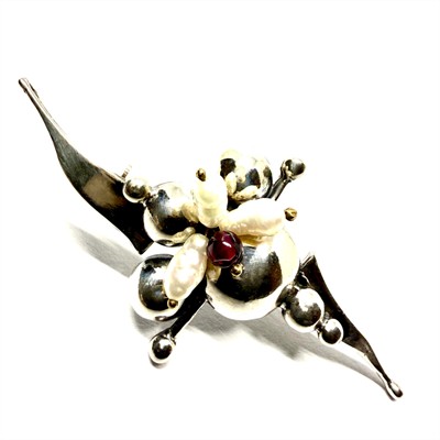 Originální stříbrná brož s říčními perlami a almandinem