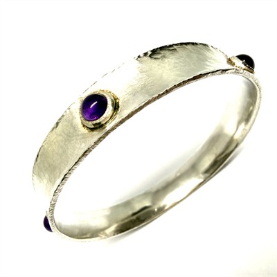 Stříbrný kruhový náramek s ametysty