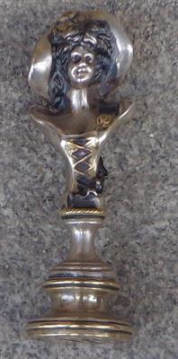 Stříbrné pečetítko s dámou v klobouku