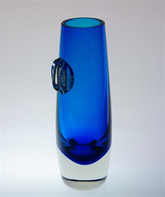 Váza barvy Večerní modř, kobaltové sklo s nálepem M.METELÁK