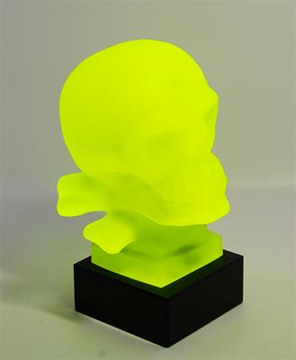 Skleněná plastika - Lebka z uranového skla, hyalitový sokl