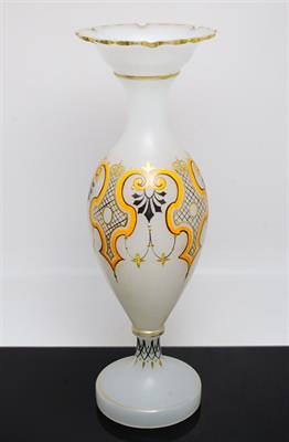 Váza z opálového skla s geometrickým dekorem z 19. století