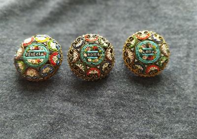 Tři brože s benátskou mozaikou