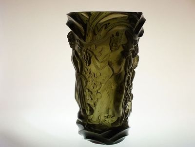 Reliéfní váza se symboly hojnosti a plodnosti,  topasové sklo