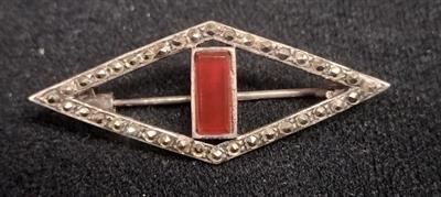 Art deco brož , stříbro a karneol