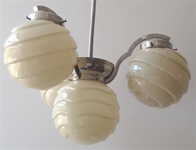 Lustr z bílého kovu, s tvarovanými koulemi