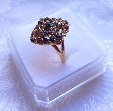 Prsten s granáty, neobvyklý tvar kosočtverce