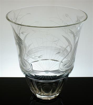 Luxusní bohatě rytá váza s motivem dvou labutí a motýlů