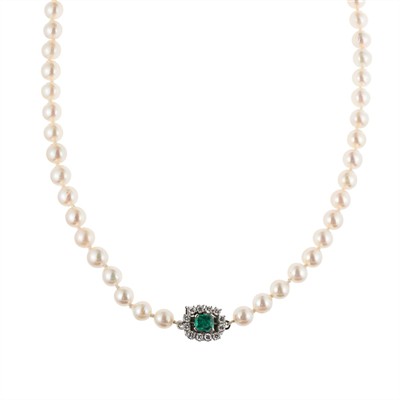 Náhrdelník z mořských perel Akoya s přírodním smaragdem
